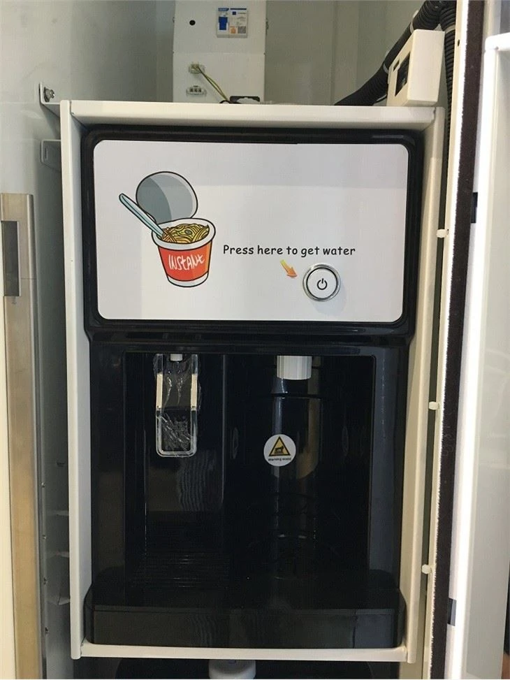 Hot water dispenser for instant ramen vending machine